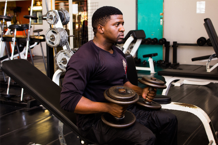 man_lifting_weights